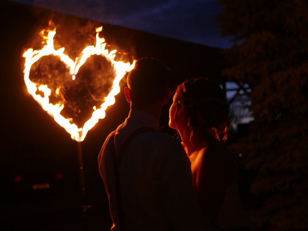 Kleine Feuershow für die Hochzeit mit brennenden Herz