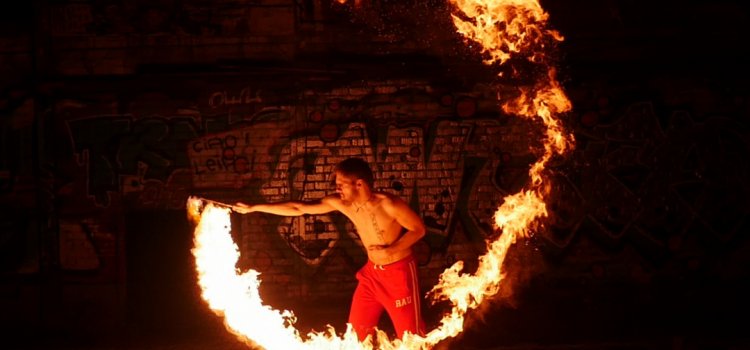 Videodreh als Feuerkünstler: Feuer und Flamme
